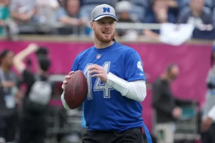 Die Seahawks Einheit wird von Quarterback Sam Darnold Eduardo Razo.webp