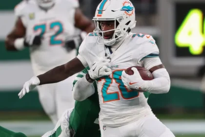 Dolphins GM Optimistic RB wird bereit sein Woche 1 David.webp