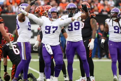 Jets Fix Joe Douglas Durcheinander indem er gegen seinen Doppelganger.webp