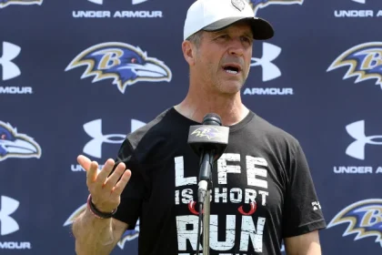 Ravens Cheftrainer John Harbaugh wirft eine ernsthafte Beleidigung bei Sicherheit.webp