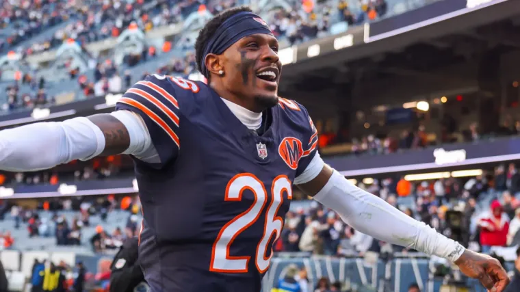 Fans jubeln als der Star Cornerback der Chicago Bears von Pro.webp
