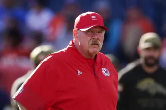Die Chiefs haben den ehemaligen Quarterback Dharya Sharma der mit.webp