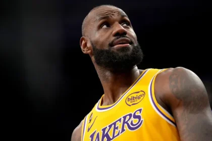LeBron James und Patrick Mahomes reagieren darauf dass Bill Belichick.webp