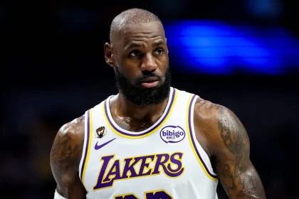 LeBron James verliert in seinem dramatischen neuen Look bei der