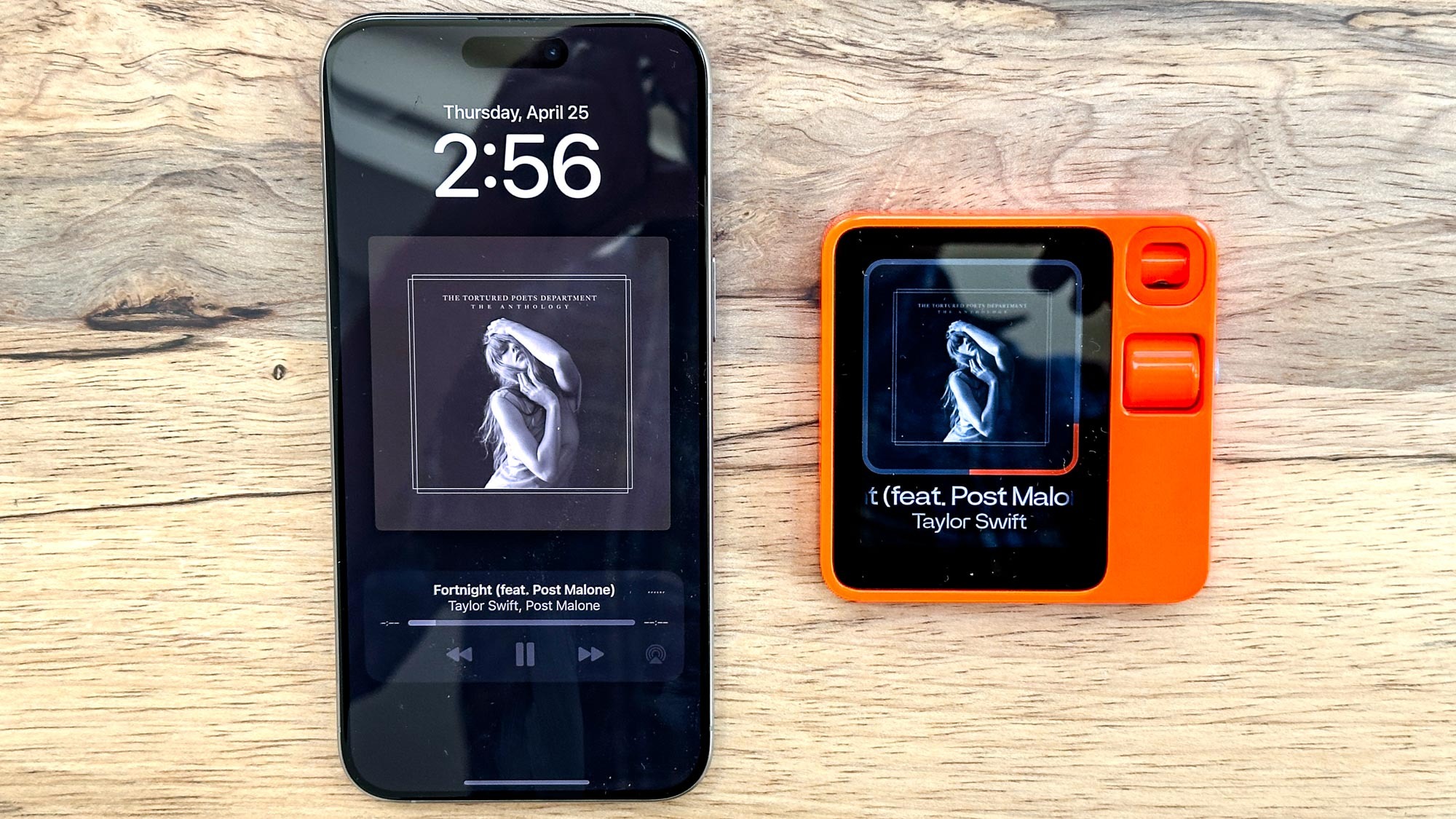 Rabbit R1 vs. Siri en la reproducción de música de un iPhone