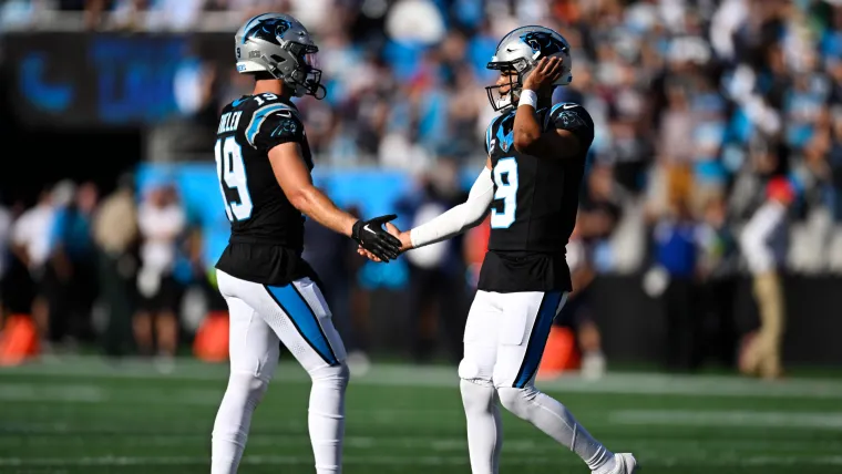 Bryce Young y Adam Thielen