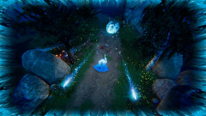V Aún levantándose, un personaje está parado en un bosque oscuro por la noche y está acompañado por etéreos orbes azules.