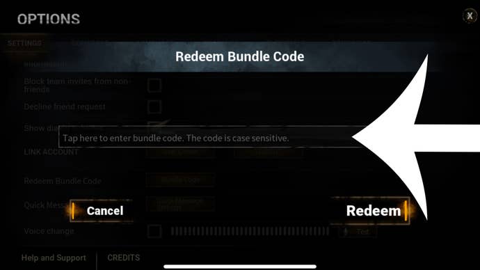 Flecha que apunta al menú de códigos en Dead by Daylight Mobile.