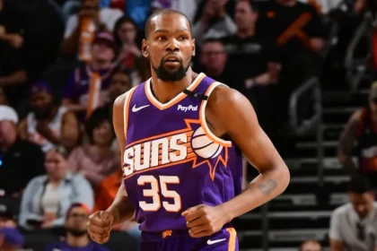 Grados comerciales de Kevin Durant Rockets aterriza un anotador No.webp