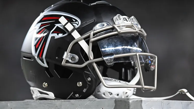 El durmiente de los Falcons Notre Dame Udfa proyectado para.webp