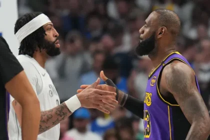 Anthony Davis y LeBron James suben la misma publicacion criptica.webp