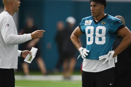 Denver Broncos agregue el 17o jugador para practicar el equipo.webp
