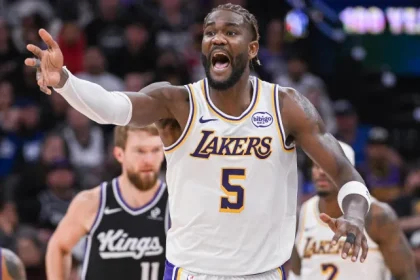 Deandre Ayton de los Lakers dispara sin provocacion a Anthony.webp