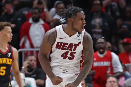 El principal defensor de Miami Davion Mitchell es visto como.webp