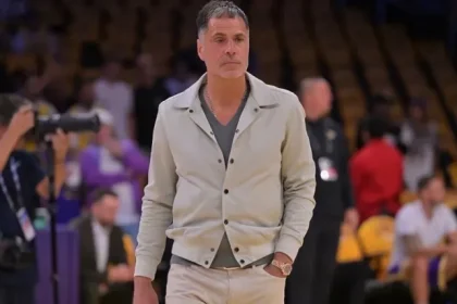 El gerente general de los Lakers Rob Pelinka revela la.webp