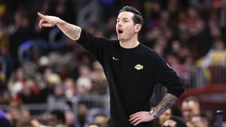 JJ Redick de los Lakers hace un movimiento perfecto de.webp
