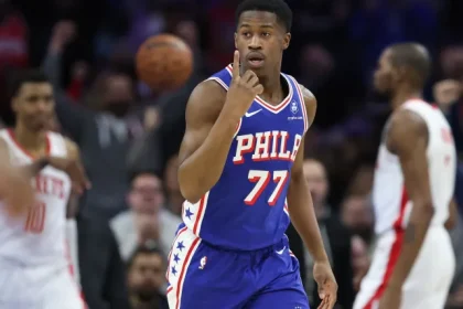 Los Bucks querian una joven estrella de los 76ers a.webp