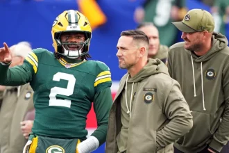 Malik Willis de los Packers comparado con 2 bustos de.webp