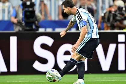 Lionel Messi lanza un penal que le hubiera dado un