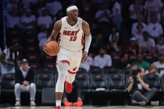 Bam Adebayo kulkee virran mukana askettain Miami Heat Cn Martin.webp