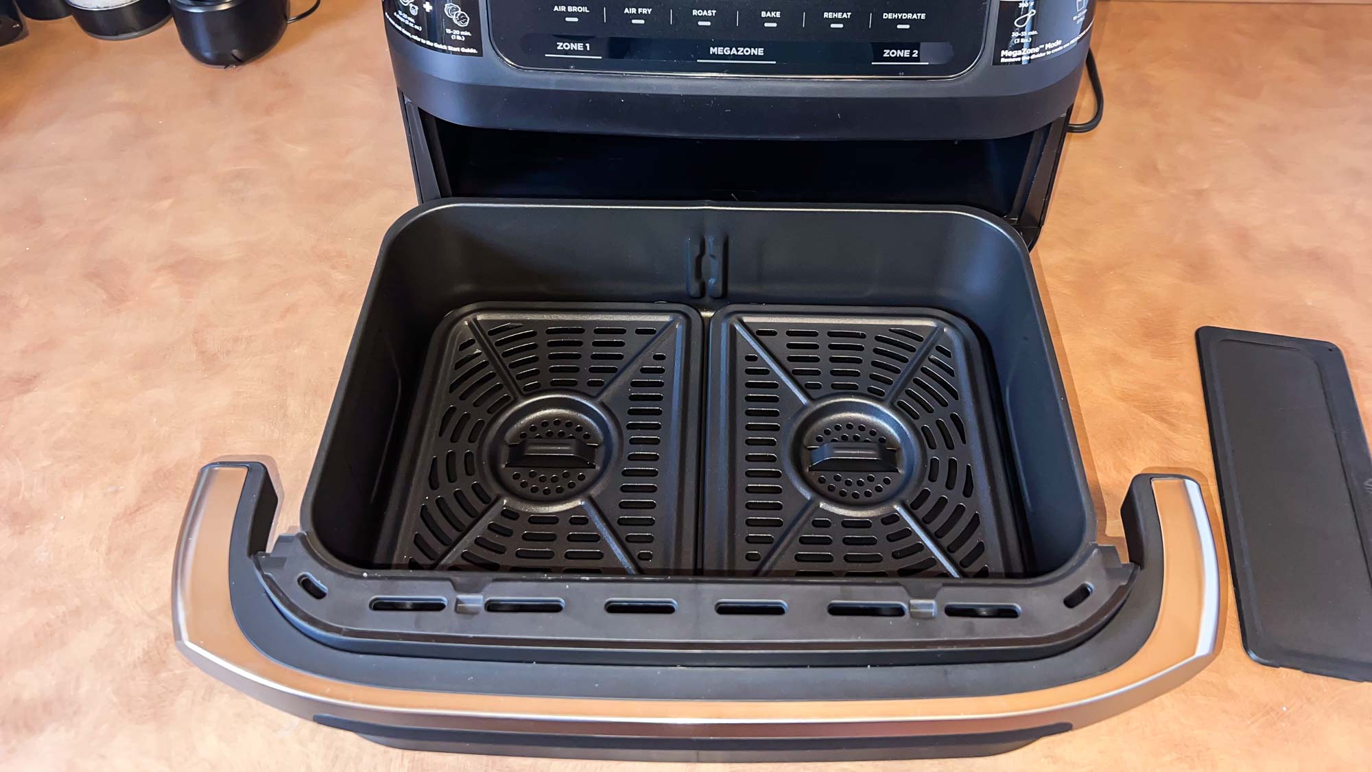 Friteuse à air Ninja Foodi DualZone DZ701 sur le comptoir de la cuisine