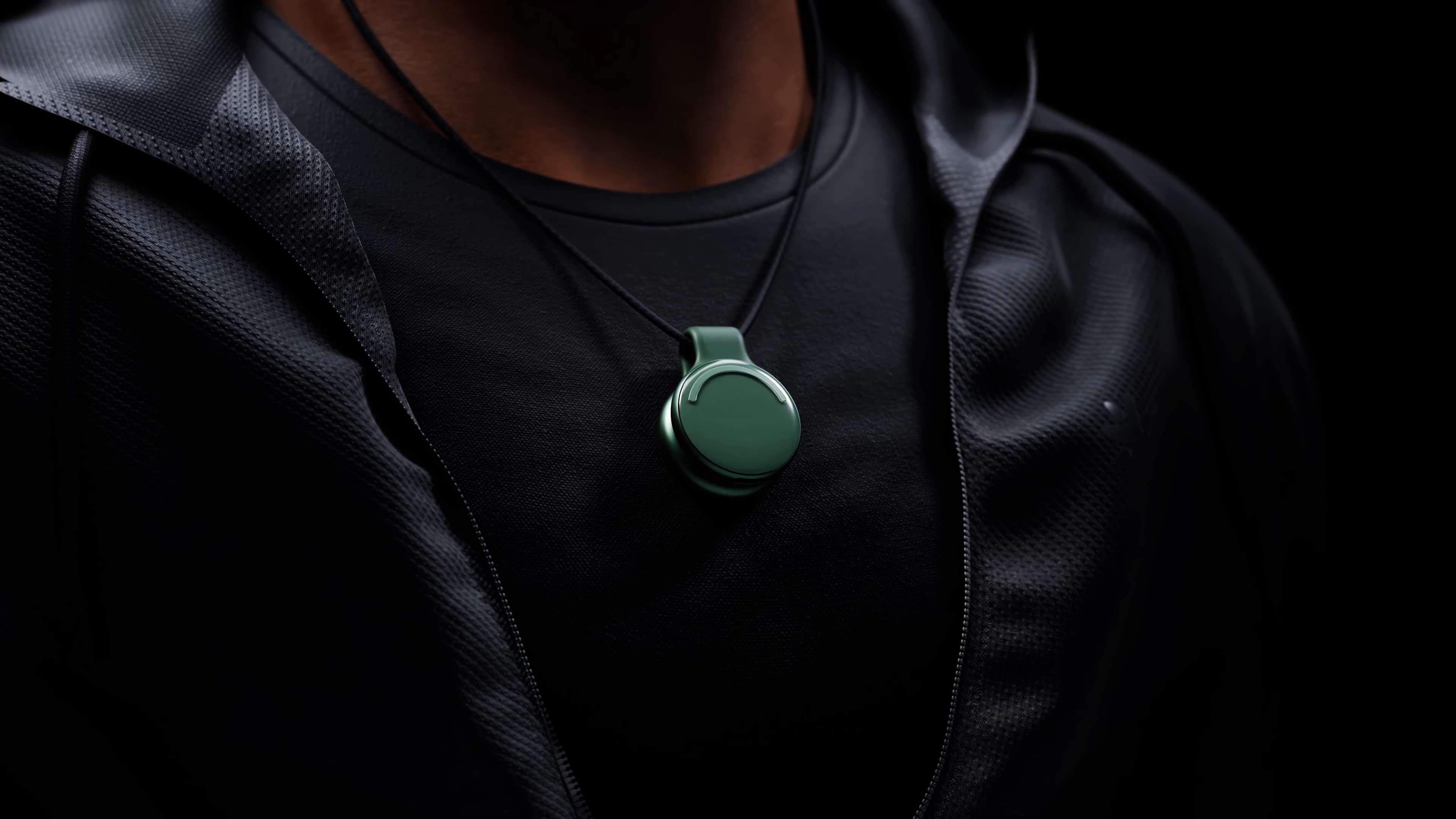 Pendentif Limitless porté en collier