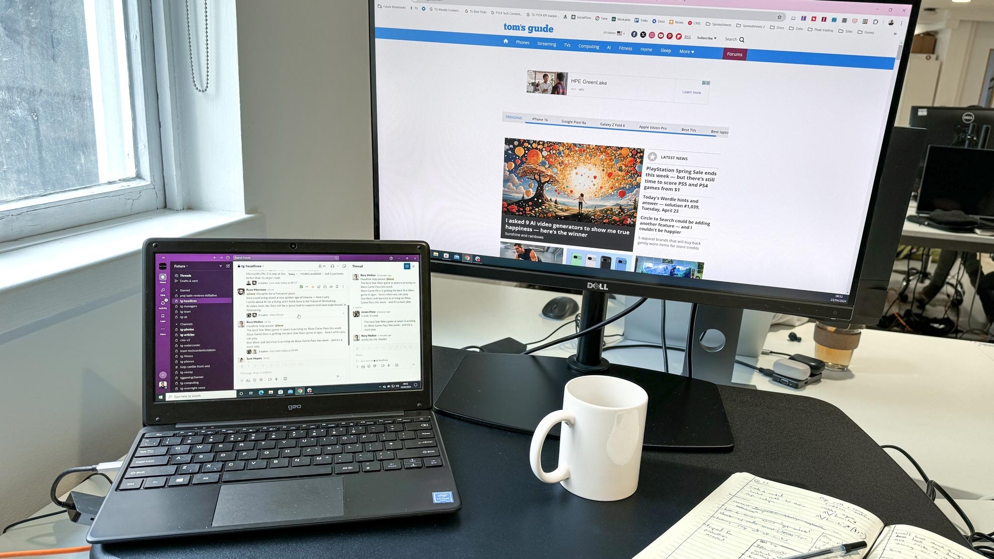 L'ordinateur portable économique Geobook 2E sur un bureau devant un moniteur externe dans un bureau bien éclairé