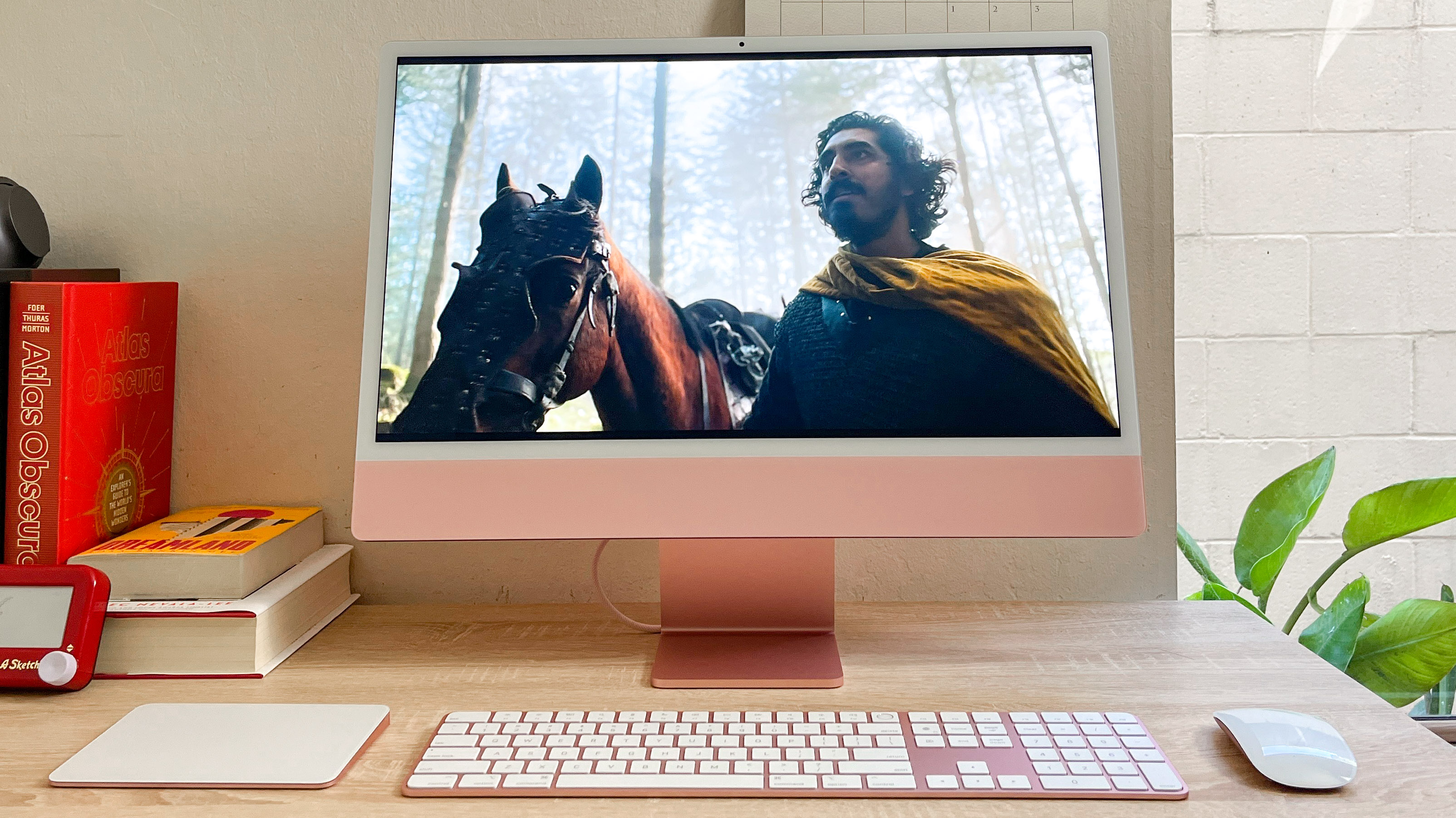 Unité d'examen Apple iMac M3 sur le bureau