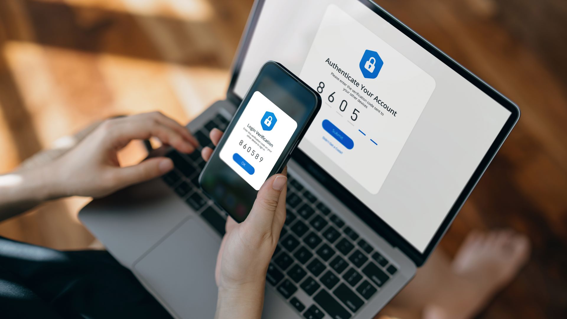 Main coupée d'une femme utilisant un appareil mobile avec sécurité d'authentification à deux facteurs (2FA) tout en se connectant en toute sécurité à son ordinateur portable