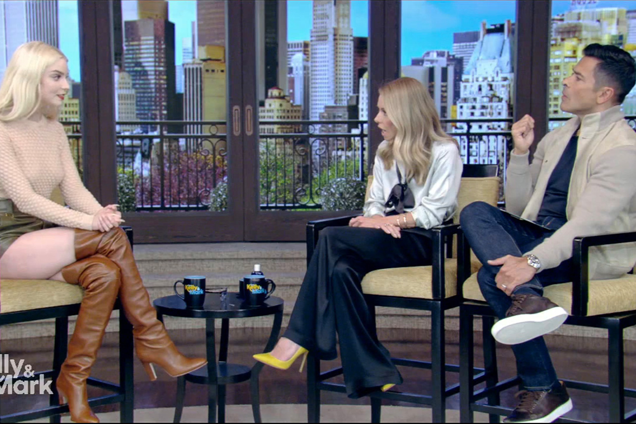 Anya Taylor-Joy, Kelly Ripa et Mark Consuelos dans 