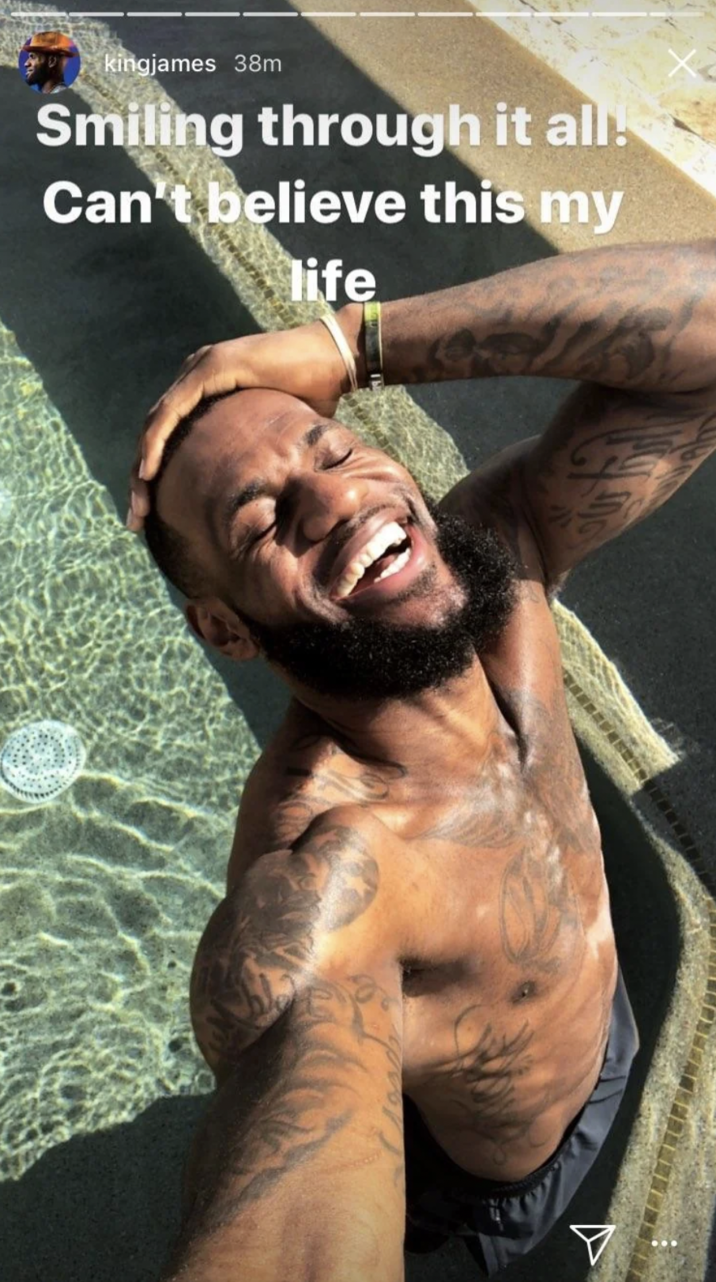 Le meme Smiling Through It All de LeBron