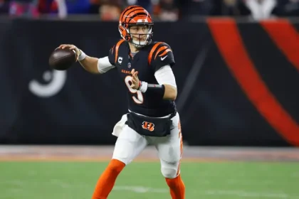 En regardant les QB des Bengals de Cincinnati avant le.webp