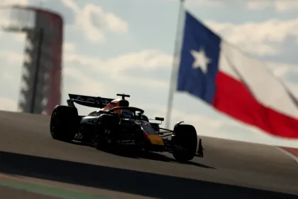 Max Verstappen remporte le sprint americain alors que deux pilotes.webp