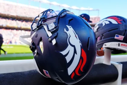 Les Broncos de Denver eliminent le joueur de ligne offensive.webp