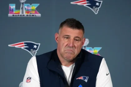 Mike Vrabel repond sil se couperait quand meme le penis.webp
