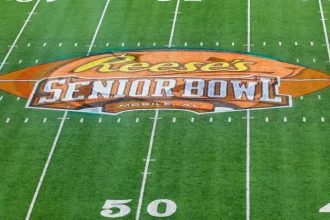 Qui joue et entraine le Senior Bowl de cette annee.webp