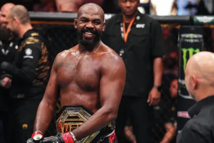 Aller retour verbal entre Dana White Jon Jones continue Dana Becker.webp