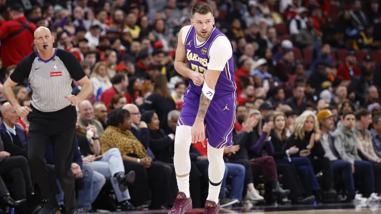 Jaylen Brown admet quil garde un oeil sur Luka Doncic.webp