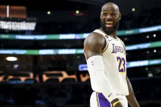 LeBron James des Lakers devient hilarant en battant constamment des.webp