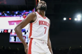 Kevin Durant des Rockets reagit au retour des Houston Comets.webp