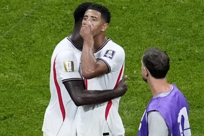 Jude Bellingham gifle le joueur argentin apres la defaite en