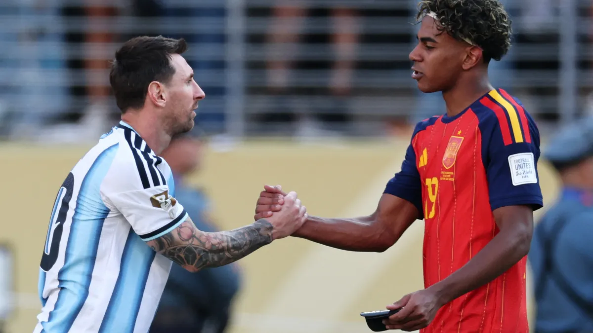 Lionel Messi tenant la carte de bebe Lamine Yamal pourrait