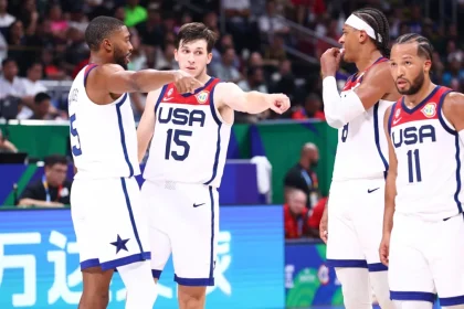 Paolo Banchero offre ses fleurs a Jalen Brunson apres avoir