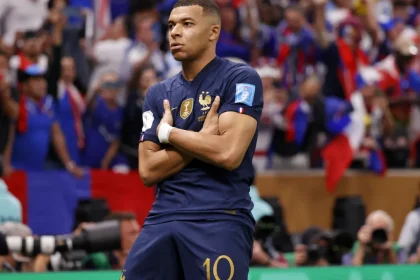 Pourquoi Kylian Mbappe croise t il les bras apres avoir marque un