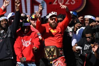 Travis Kelce canta ubriaco alla parata dei Chiefs al Super