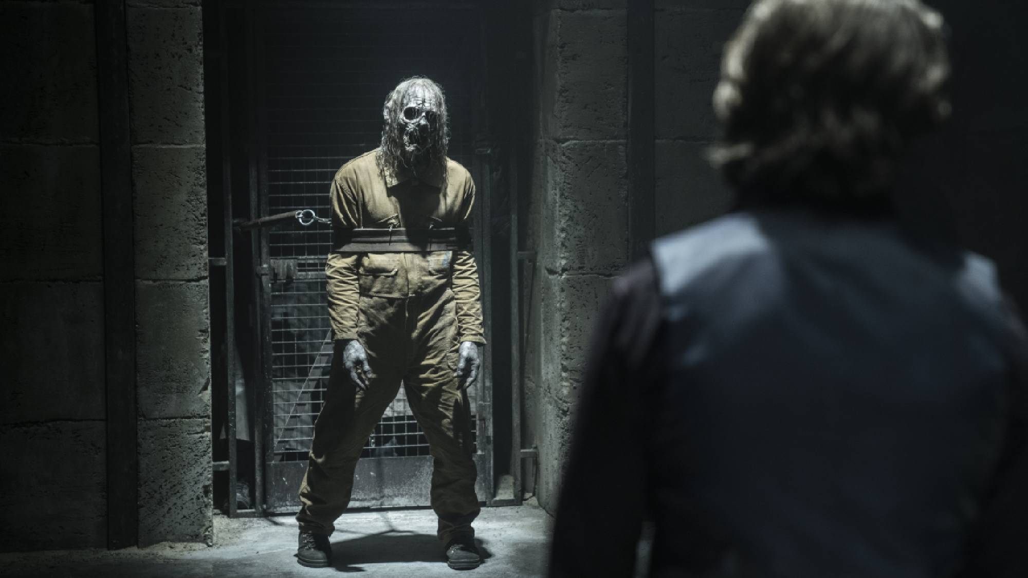 Immagine di un vagante incatenato da The Walking Dead: Daryl Dixon