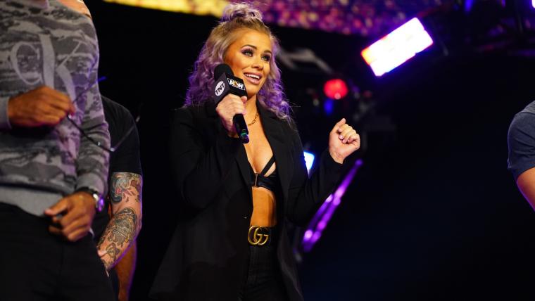 Lex star della UFC Paige VanZant firma con Power Slap