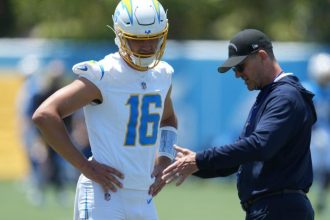 I Los Angeles Chargers rinunciano a due giocatori tra cui