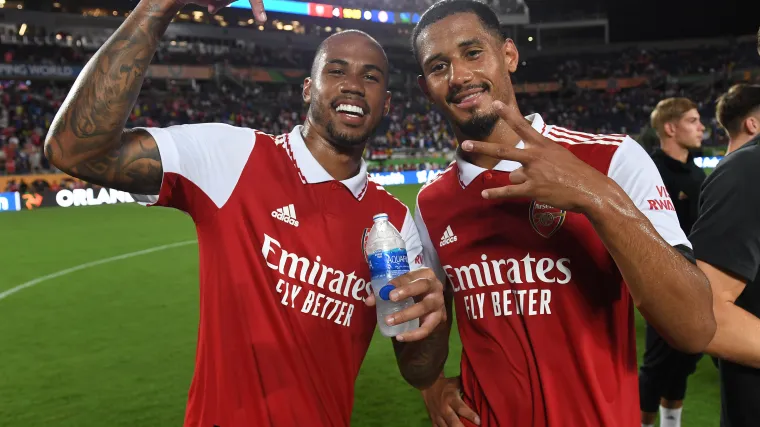 Il difensore dellArsenal gioca in grassetto prima della resa dei.webp