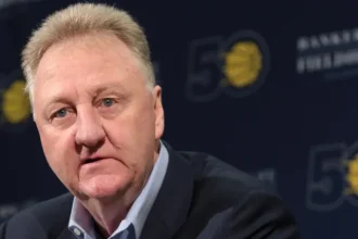 Lex giocatore della NBA Sparks ha riscaldato Larry Bird Kawhi Leonard.webp